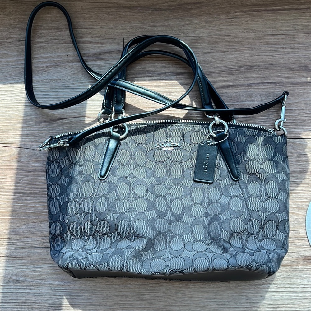 Medium Coach purse in perfect condition. Used only a couple of times.